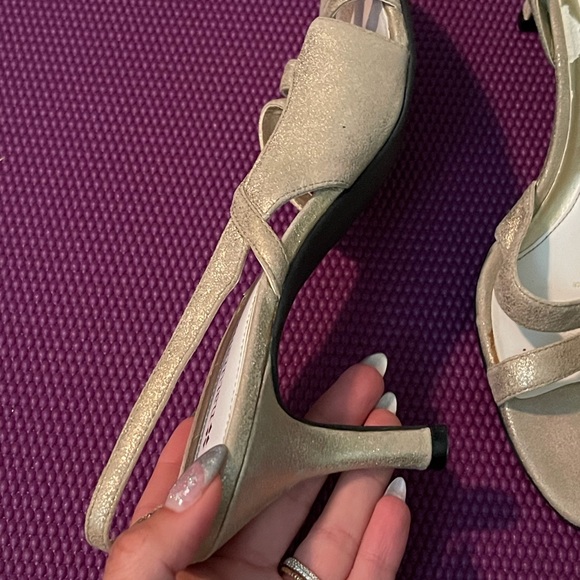 Exquisite, distressed gold 'Prissy' slingbacks by Naturalizer - Picture 6 of 9